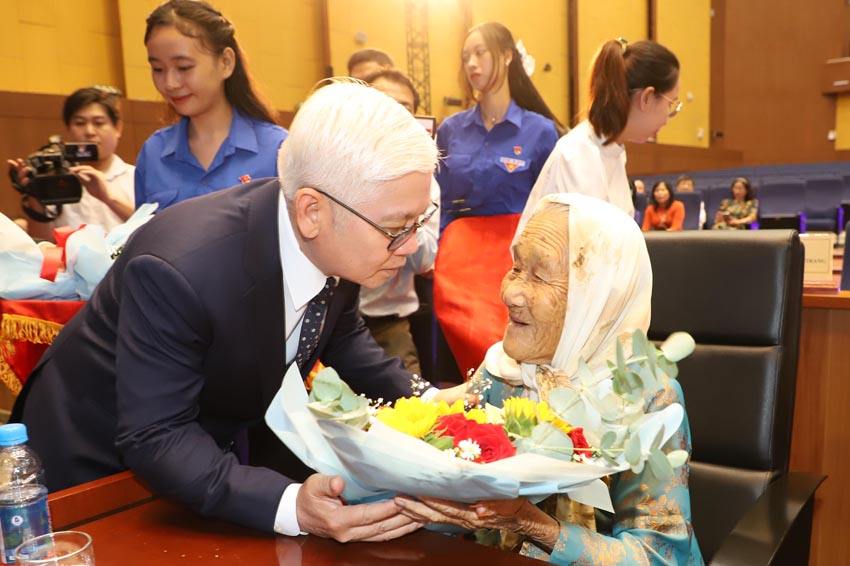 Bí thư Tỉnh ủy Nguyễn Văn Lợi tặng hoa tri ân Mẹ Việt Nam anh hùng tại buổi họp mặt.
